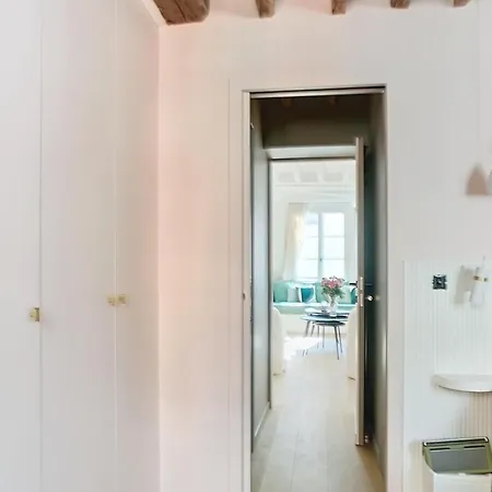 Chic A La Parisienne, - Marais * 巴黎