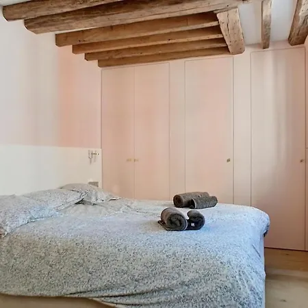 Chic à La Parisienne, - Marais Appartement *