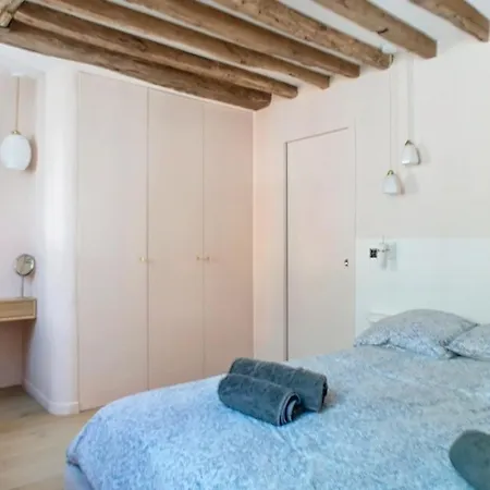 Chic A La Parisienne, - Marais Appartement *