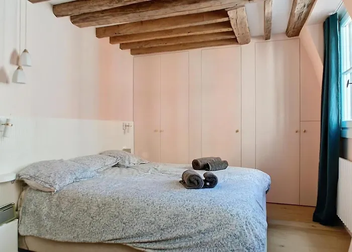 Chic A La Parisienne, - Marais Appartement *